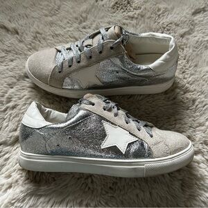 Sz 6 Metallic White Star Sneakers, lace up